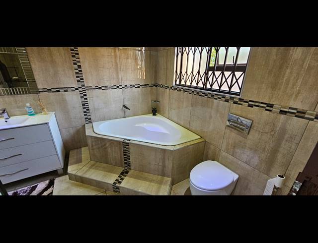 5 BEDROOM HOUSE FOR SALE IN SERALA VIEW